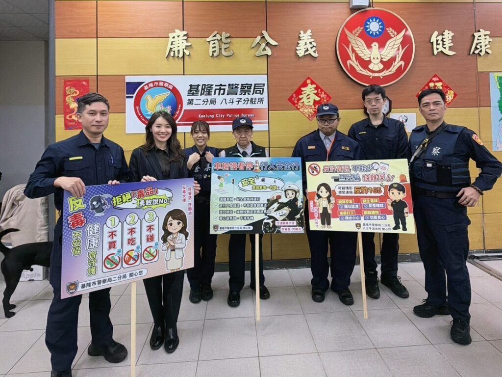 議員贈手舉牌助力宣導 提升防詐 反毒與交通安全意識 32 MEITU 20251231 200340241