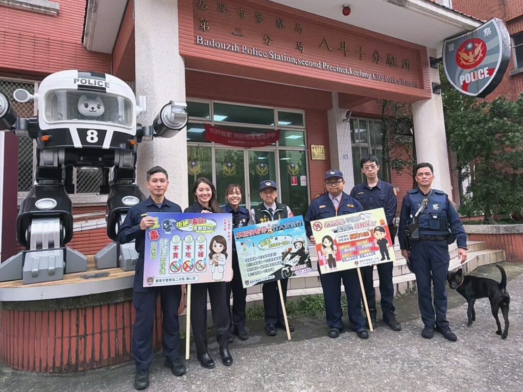 議員贈手舉牌助力宣導 提升防詐 反毒與交通安全意識 33 MEITU 20251231 200407096
