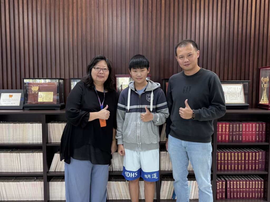 ▲明道中學國三生黃立安AMC10滿分,展現驚人的數學天賦與實力。左起林雯琪副校長、黃立安同學、楊智皓老師。(圖/明道中學提供)