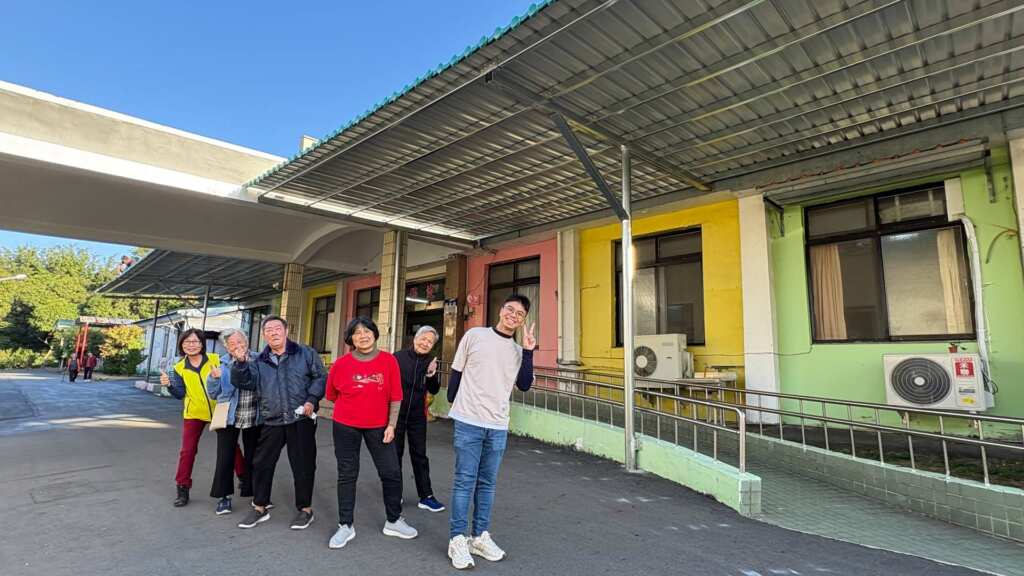▲中彰榮家為提升住民就醫環境品質,近日完成就醫通道改善,於無障礙坡道上方加設遮雨棚,確保住民在往返保健組就醫時免受風雨影響。(圖/中彰榮家提供)