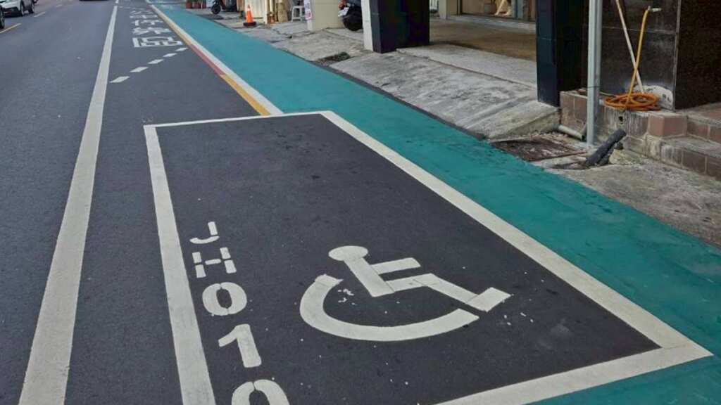 ▲彰化身障路邊停車新制2026元旦上路,每日首停4小時免收費。(圖/彰化縣政府提供)