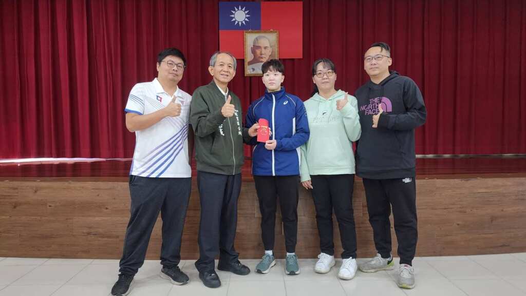 ▲埔里囝仔讚!全國體育競賽10項奪前3名,鎮長廖志城頒獎近40萬元鼓勵選手與教練。