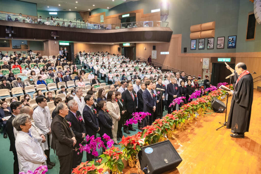 ▲由台灣基督長老教會總會議長潘恩盛牧師授職。(圖/彰化基督教醫院提供)