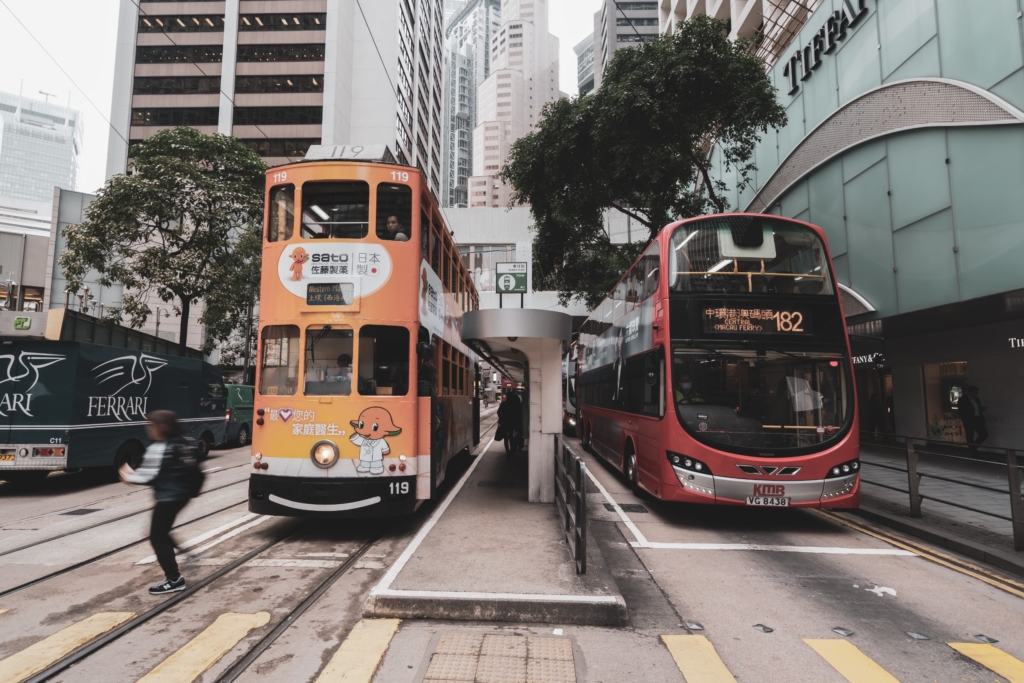 在中環可以坐電車,電車是香港影視作品裡面很常出現的移動地標。圖/123RF圖庫