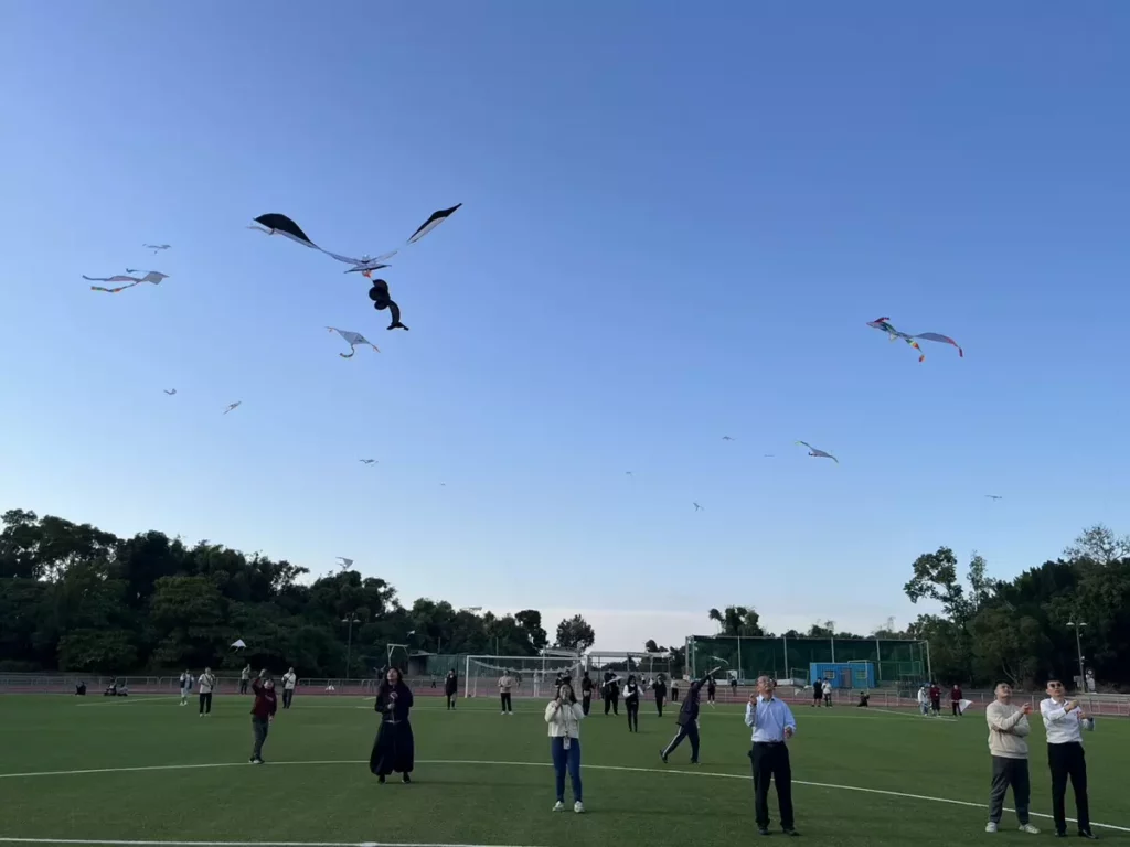 吳鳳科大師生齊聚操場放飛彩繪風箏,承載夢想的風箏同時升空,展現全校一心、共同迎接2026年的蓬勃朝氣。
