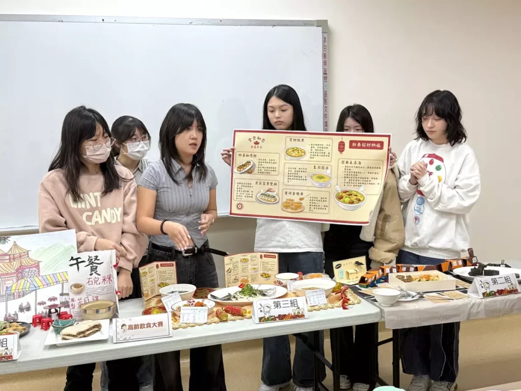 學生向評審介紹餐點設計理念與製作細節,完整展現課程學習與團隊合作成果。(圖/中山醫大提供)