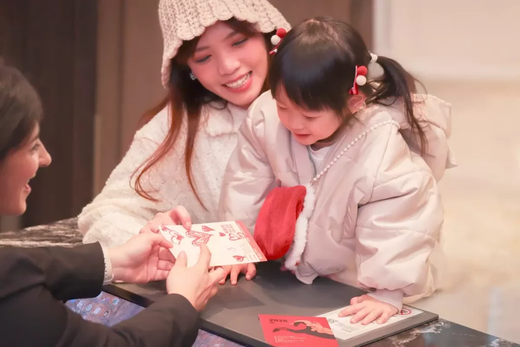 「捲來好運」新年住房專案設計寫給未來自己的心願卡,房客可寫下新年期許並投入飯店設置的「未來郵箱」,由飯店於年底協助寄出。圖/板橋凱撒大飯店提供