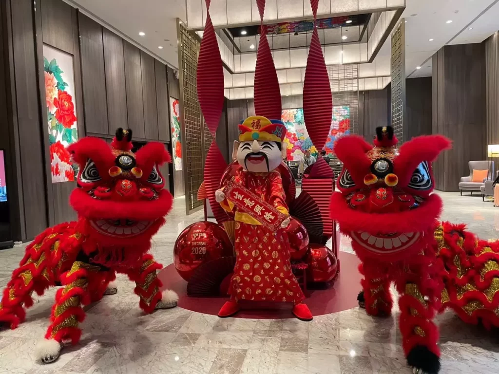 迎接農曆新年,板橋凱撒大飯店於春節期間於飯店前安排舞龍舞獅等民俗活動,營造熱鬧年節氛圍。圖/板橋凱撒大飯店提供(歷年活動畫面)