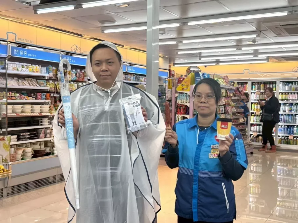 萊爾富跨年防雨禦寒備戰!萊爾富推斗篷衣 時尚便利輕鬆帶走