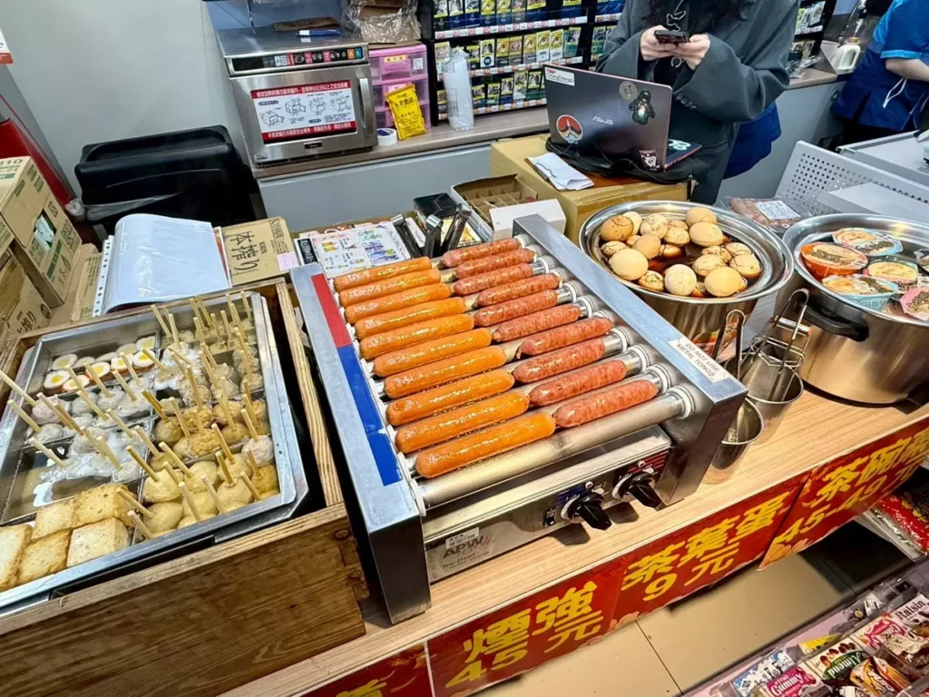 萊爾富增加煙強、關東煮、熱狗、茶葉蛋等便攜式熱食,因應跨年高峰人潮。