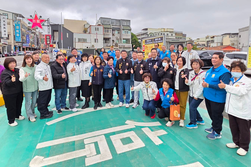 苗栗南苗市場停車場啟用 鍾東錦宣布免費停車至春節後 236 苗栗南苗市場停車場啟用 鍾東錦宣布免費停車至春節後 235