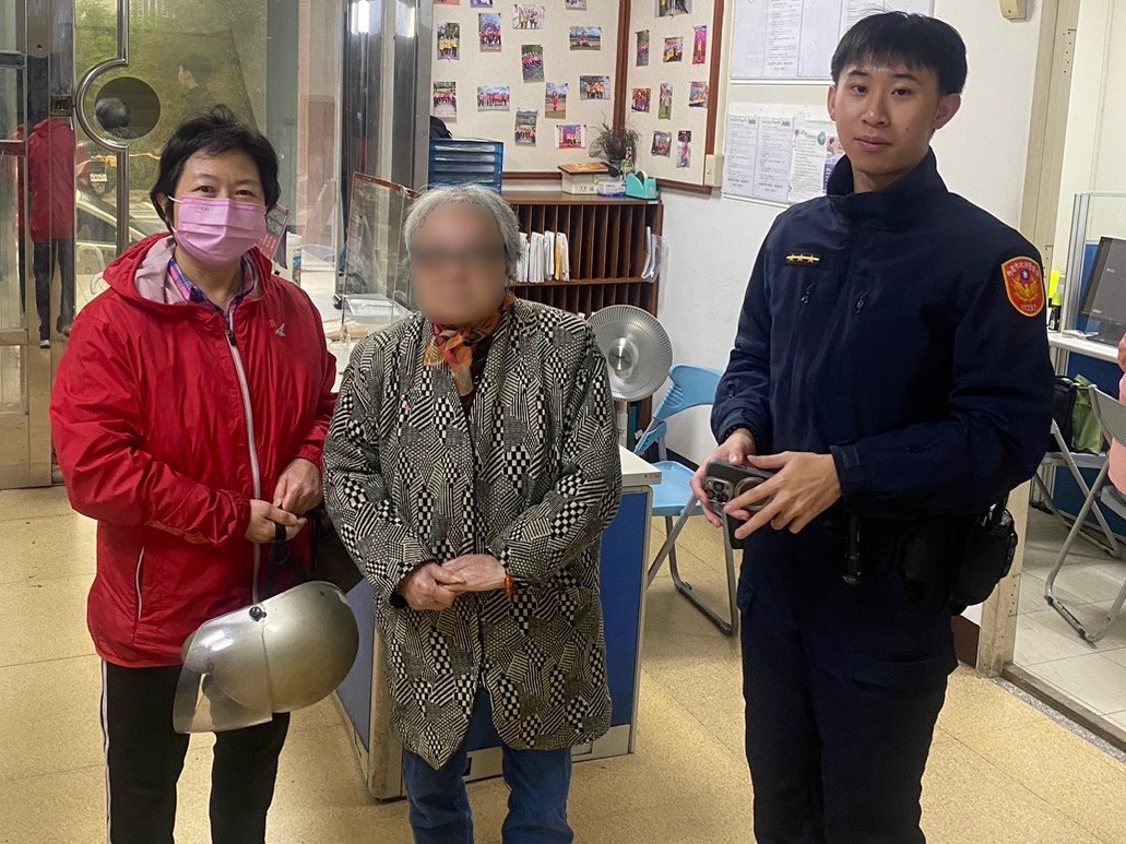 老婦外出迷途無助喊「帶我回家」龍潭警暖心助團圓 S 8380444 0