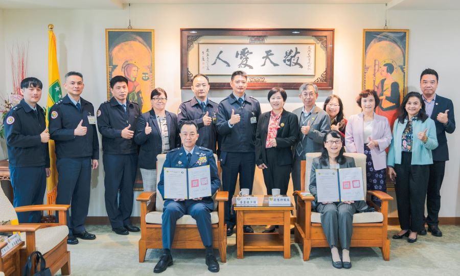 ▲文藻外語大學與空軍軍官學校完成締約後,與會人員合影留念,見證兩校合作交流的重要時刻。