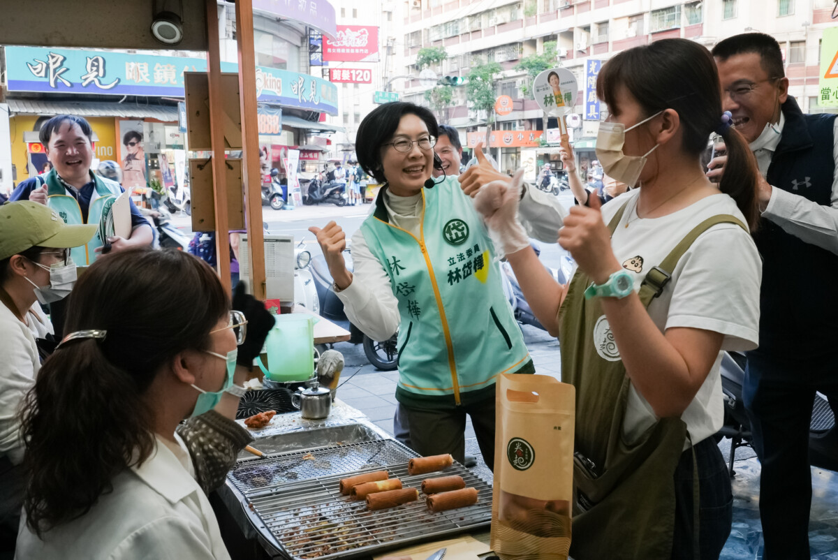 ▲跨年不跑趴、跑市場!林岱樺大苓市場掃街送祝福。