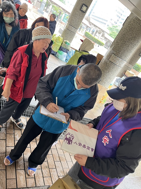 ▲人安發放「一席之地」野餐墊為100%回收寶特瓶再製的永續循環商品。