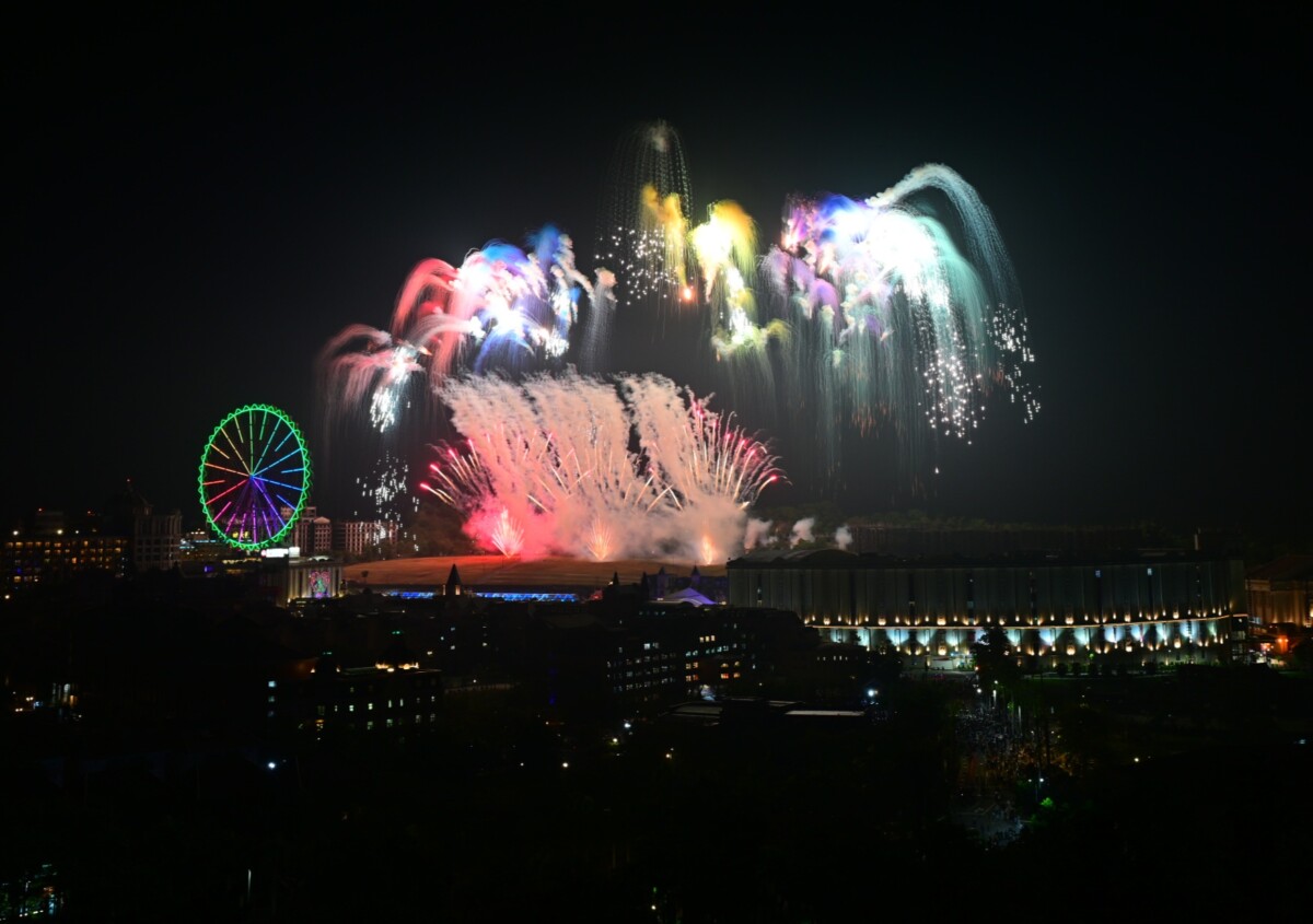 ▲「紫耀義大 義享奔騰」跨年夜不冷場,「流墨幻彩煙火」、「五彩瀑布煙火」劃過天際,999秒煙火秀湧5.6萬人迎2026。