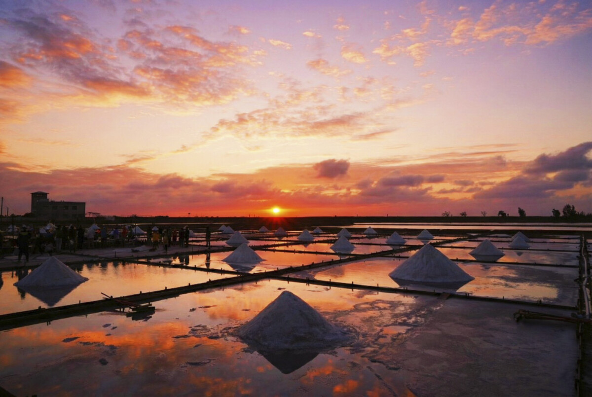▲雲嘉南管理處於（31）日臺南北門「井仔腳瓦盤鹽田」舉辦「2025–2026 雲嘉南濱海鹽續幸福．送夕陽音樂會」