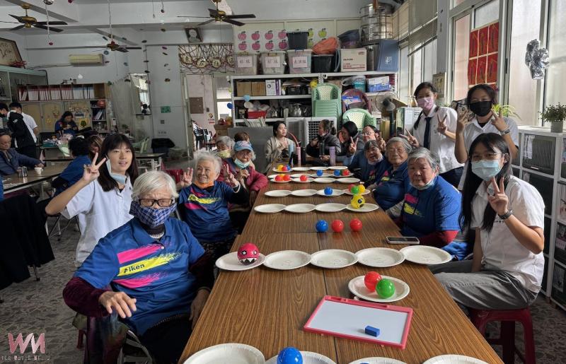 國立嘉科實中92位高二學生日前在林怡慧校長與教師團隊帶領下，「前進東石」創意服務方案，展現高中學子的創意與社會責任感。（圖/嘉科實中提供）