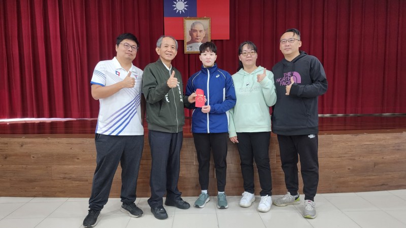 10項全國體育競賽榮獲前3名埔里鎮長廖志城開心頒發獎金鼓勵選手與教練