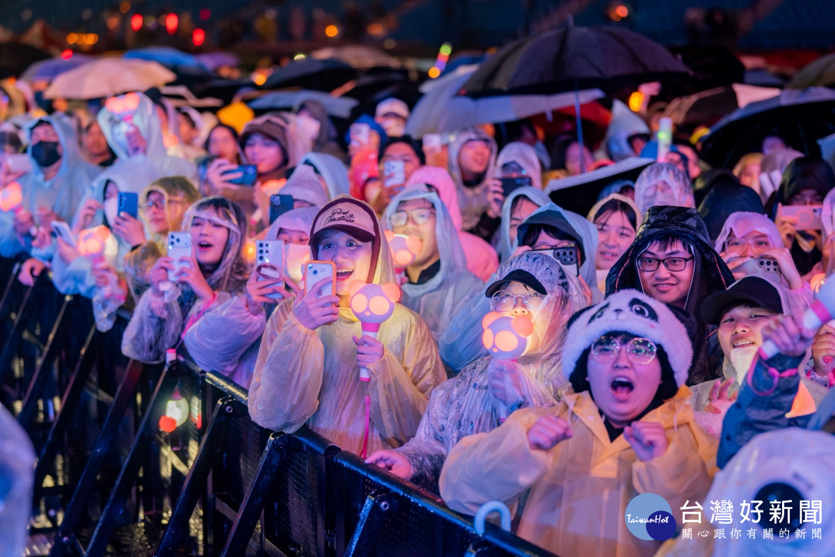 民眾開心倒數迎接新年。<br /><br /> 