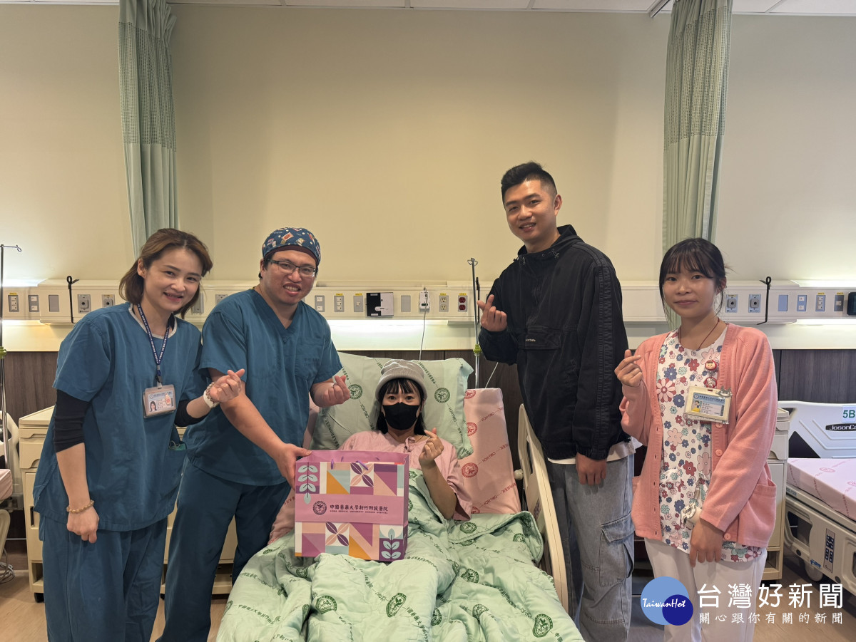 左二為婦產科主任蘇聖淵。右二為第一位在中醫大出生的元旦寶寶爸爸陳俊賢。