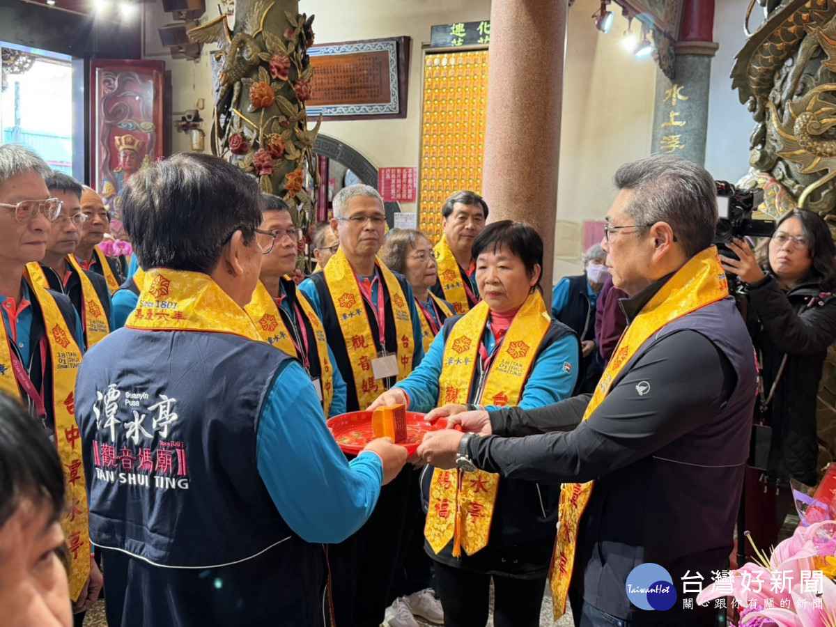 潭水亭觀音媽廟首位女性主委林玉鶴就任。