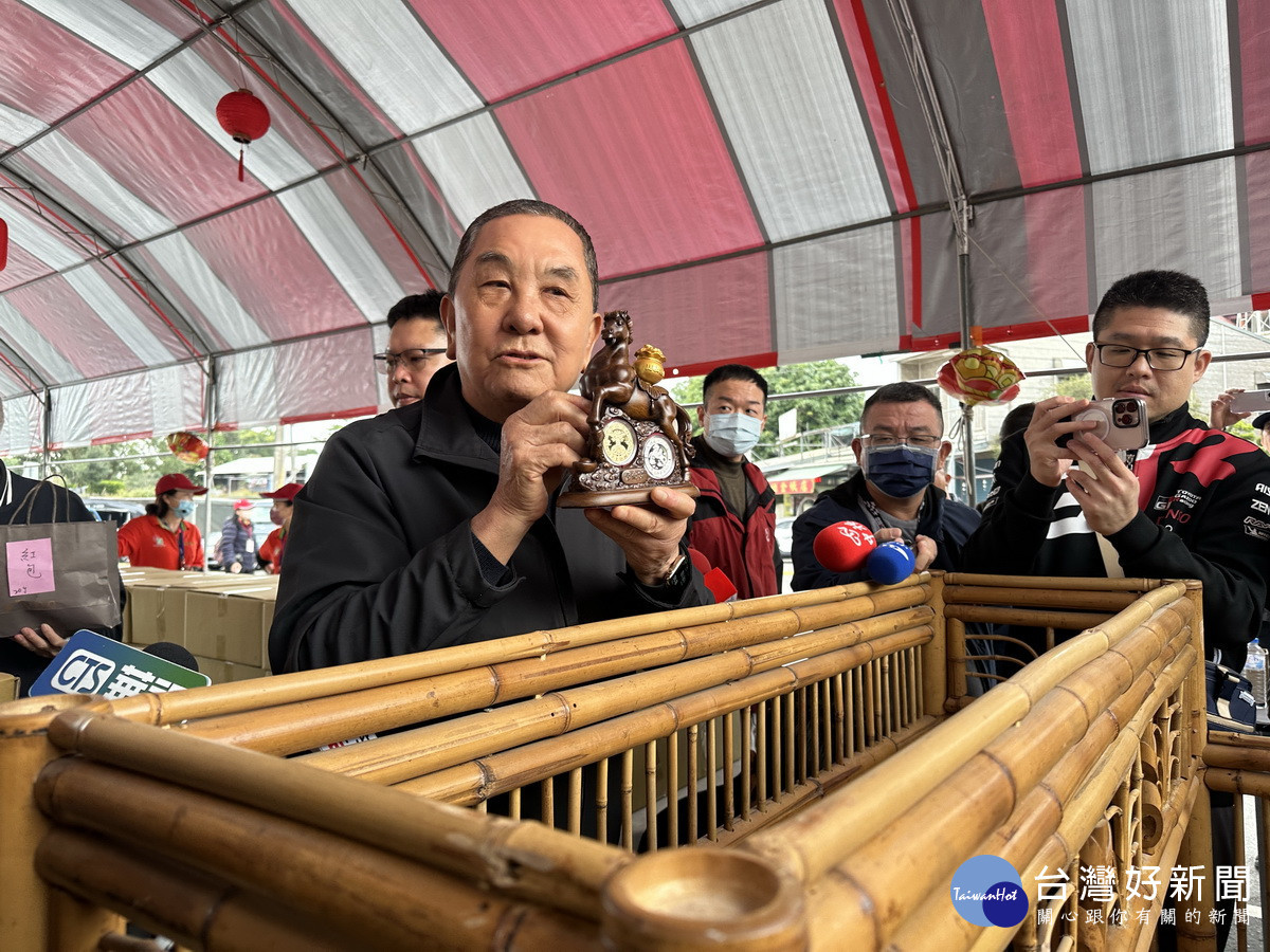 紫南宮莊秋安主委說今年的千里馬會幫大家聚財。（記者扶小萍攝）