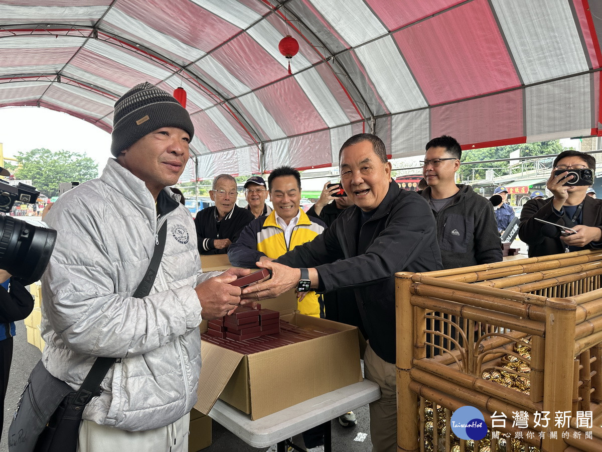 第一位領取錢母的張先生為幫母親祈福排了10多天。（記者扶小萍攝）