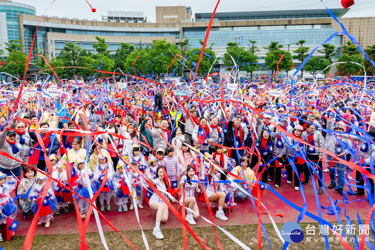 「115年桃園市元旦升旗典禮」拋出「勝利彩帶」,為桃園新年注入祝福與希望。<br /><br />