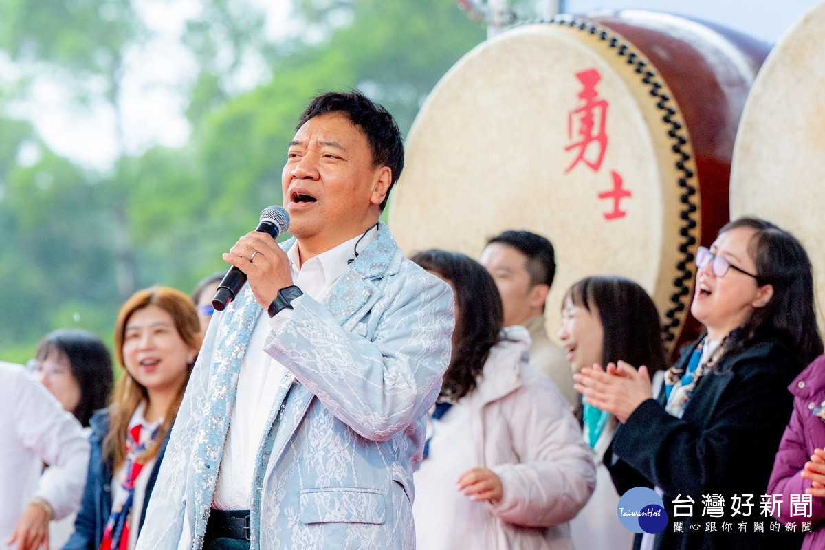 「115年桃園市元旦升旗典禮」邀請民歌歌手施孝榮登台獻唱,以渾厚溫暖歌聲為新年揭開序幕。<br /><br />