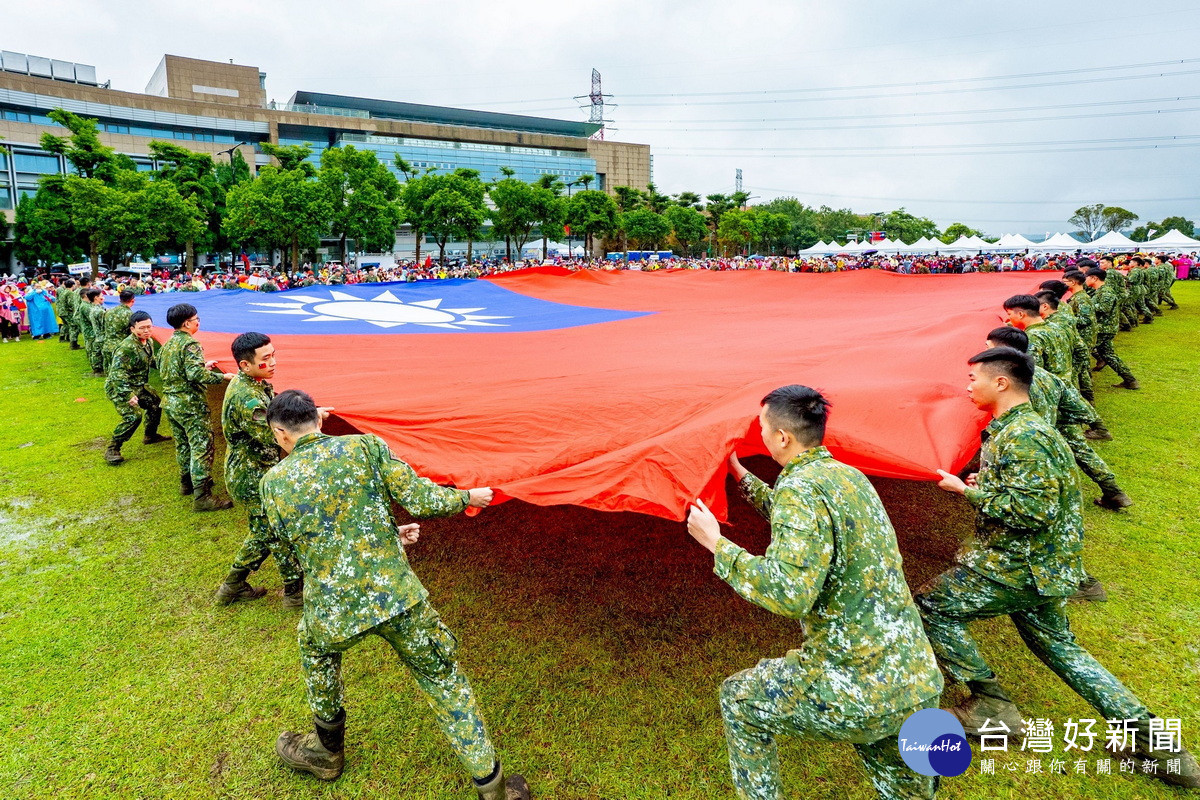 「115年桃園市元旦升旗典禮」中,國軍二一砲指部官兵進行巨幅國旗展旗。<br /><br />