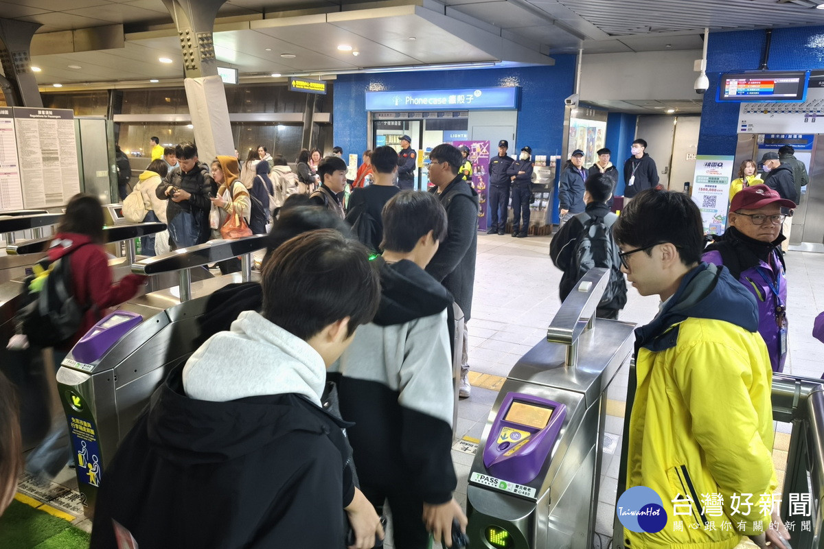 2026桃園跨年演唱會散場人潮湧入，桃捷15分鐘完成A19疏運。<br /><br /> 