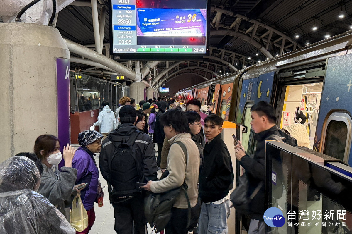 2026桃園跨年演唱會散場人潮湧入，桃捷15分鐘完成A19疏運。<br /><br /> 