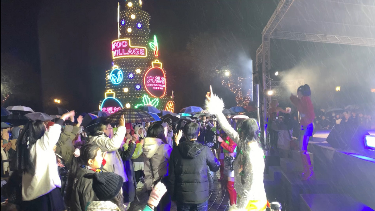 跨年夜細雨中,六福村中央魔術廣場依舊人潮滿滿。