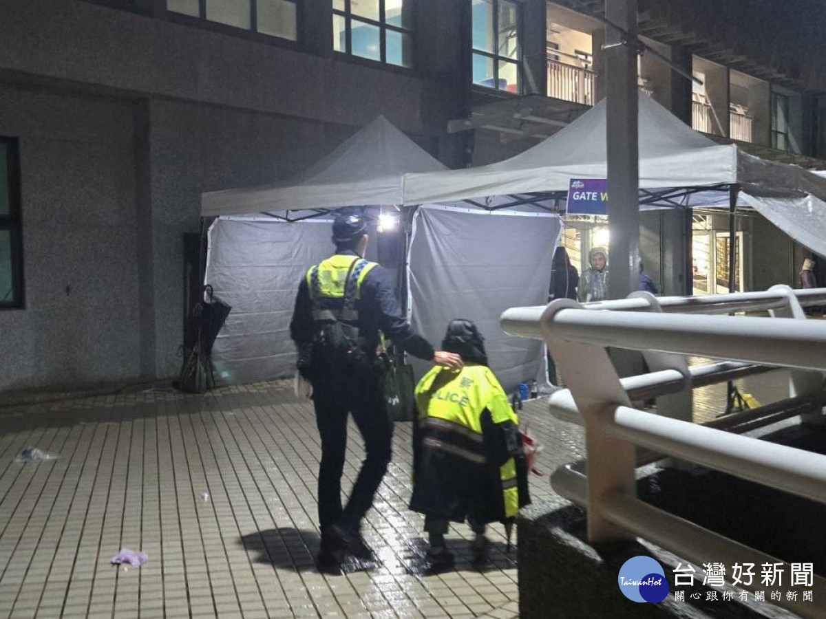 跨年散場遭人潮沖散，暖男帥警助走失女童平安返家。
