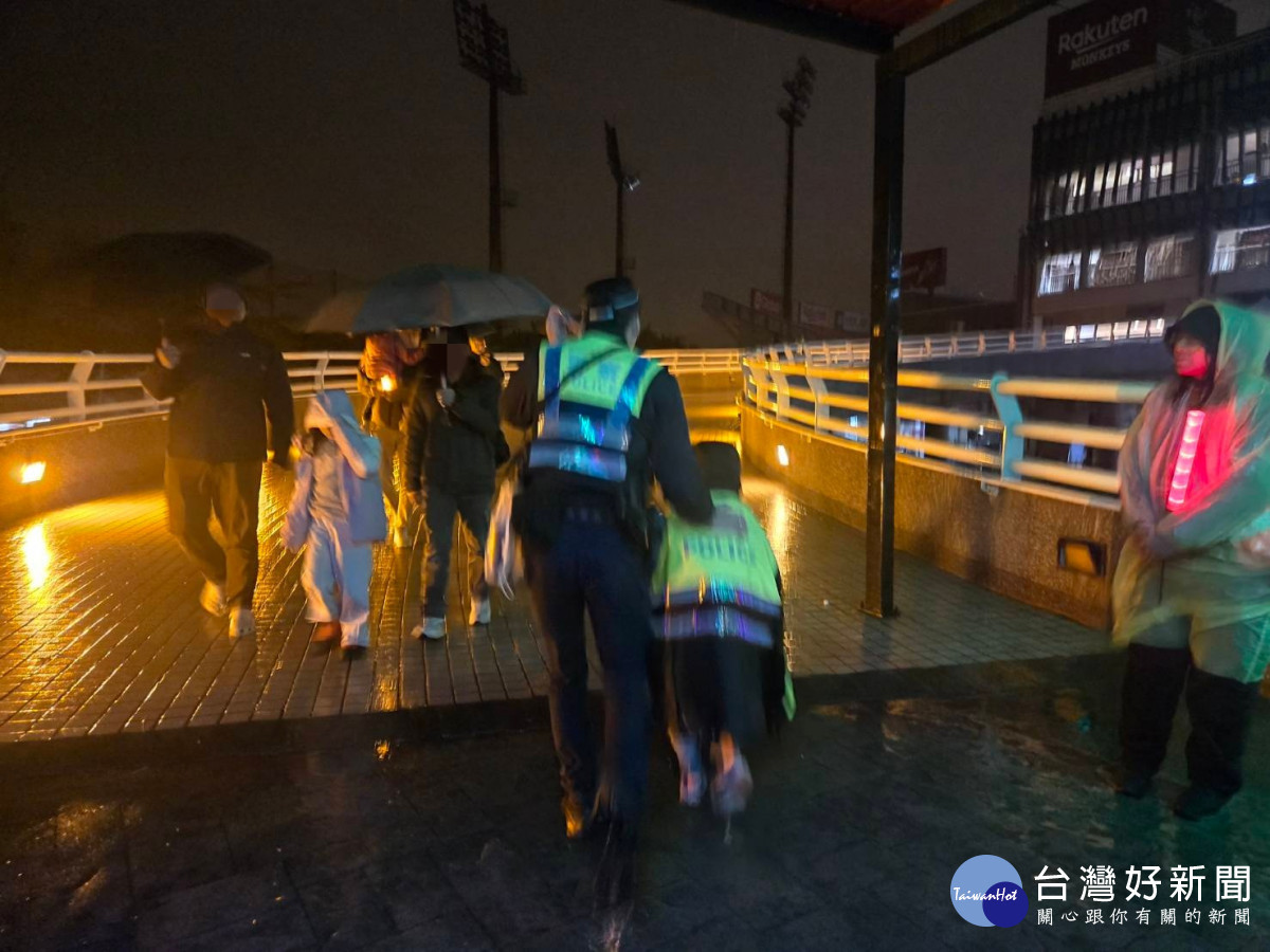 跨年散場遭人潮沖散,暖男帥警助走失女童平安返家。