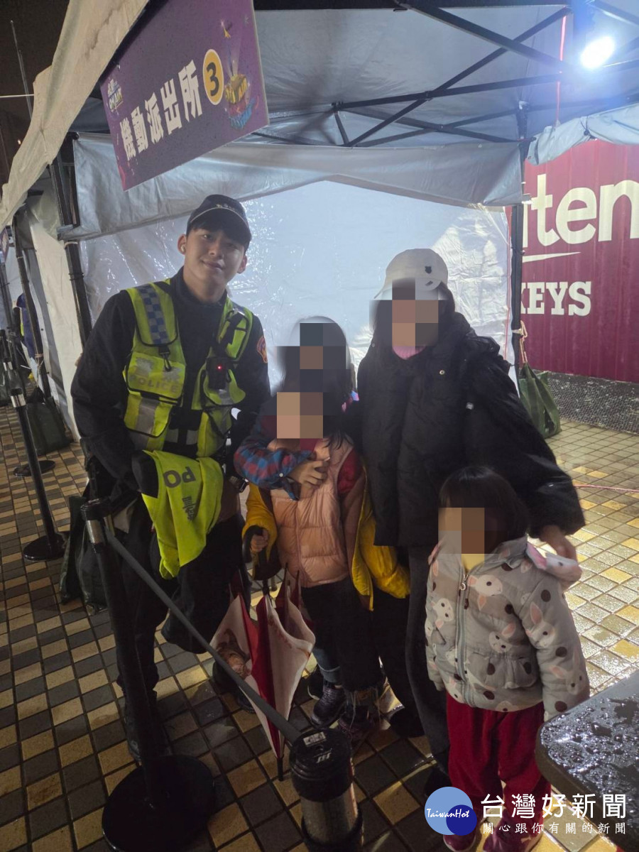 跨年散場遭人潮沖散,暖男帥警助走失女童平安返家。
