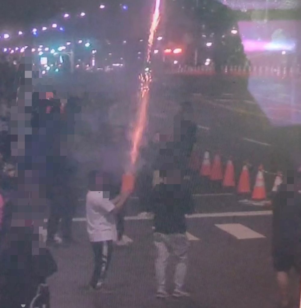 影/跨年夜煙火亂放惹議!前鎮男街頭施放煙火遭警攔查 最高恐挨千元罰單