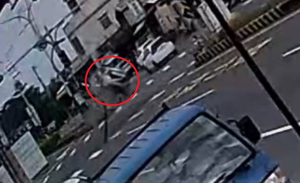 撞擊畫面曝光!太麻里看完曙光疲勞駕駛肇事 自小客車撞分隔島翻覆再撞路邊3車4人受傷