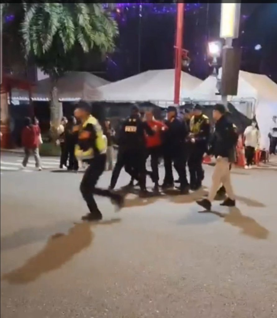 花蓮跨年晚會酒醉男子鬧場　上台欲一起倒數遭員警架離
