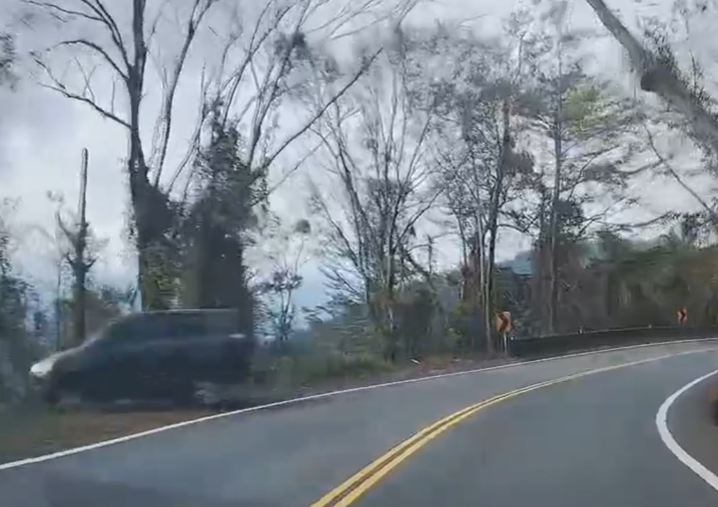 驚險畫面曝光!台14甲線廂型車衝落山谷 駕駛受傷送醫