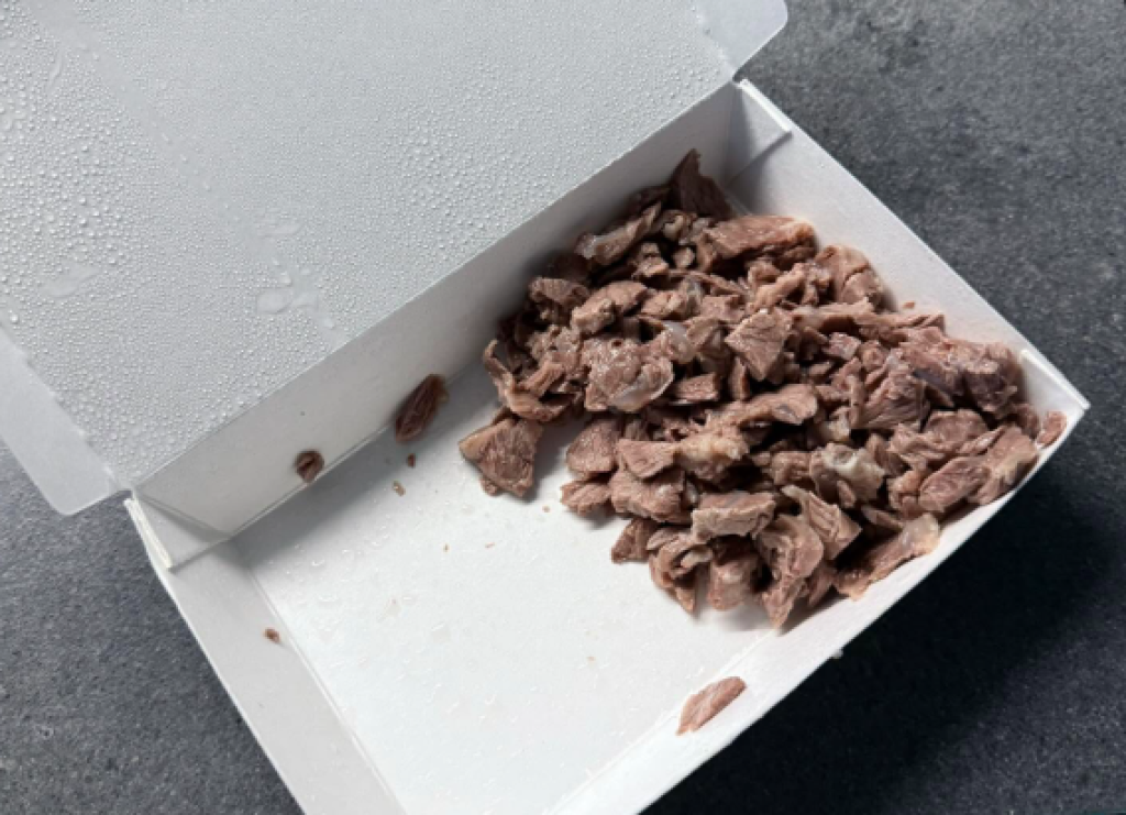 點外送440元嘴邊肉!打開「只有半個便當盒」 打給店家老闆說法讓他傻眼
