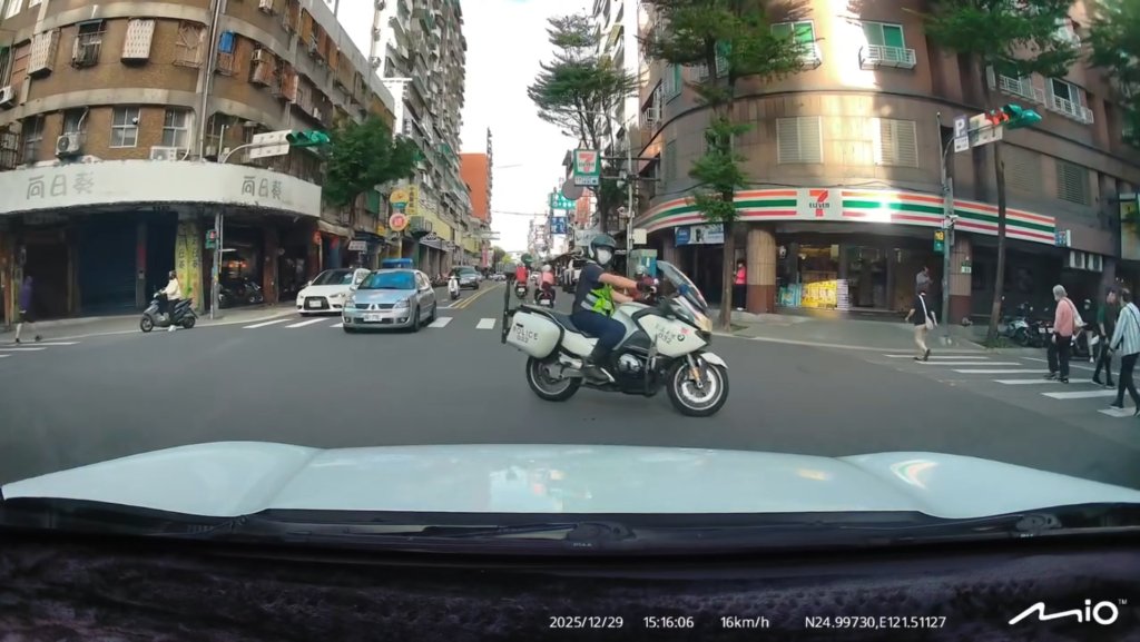 說執勤沒鳴笛搶左轉被「叭」不爽攔車！中和警凹「直行車非帝王條款」遭調職