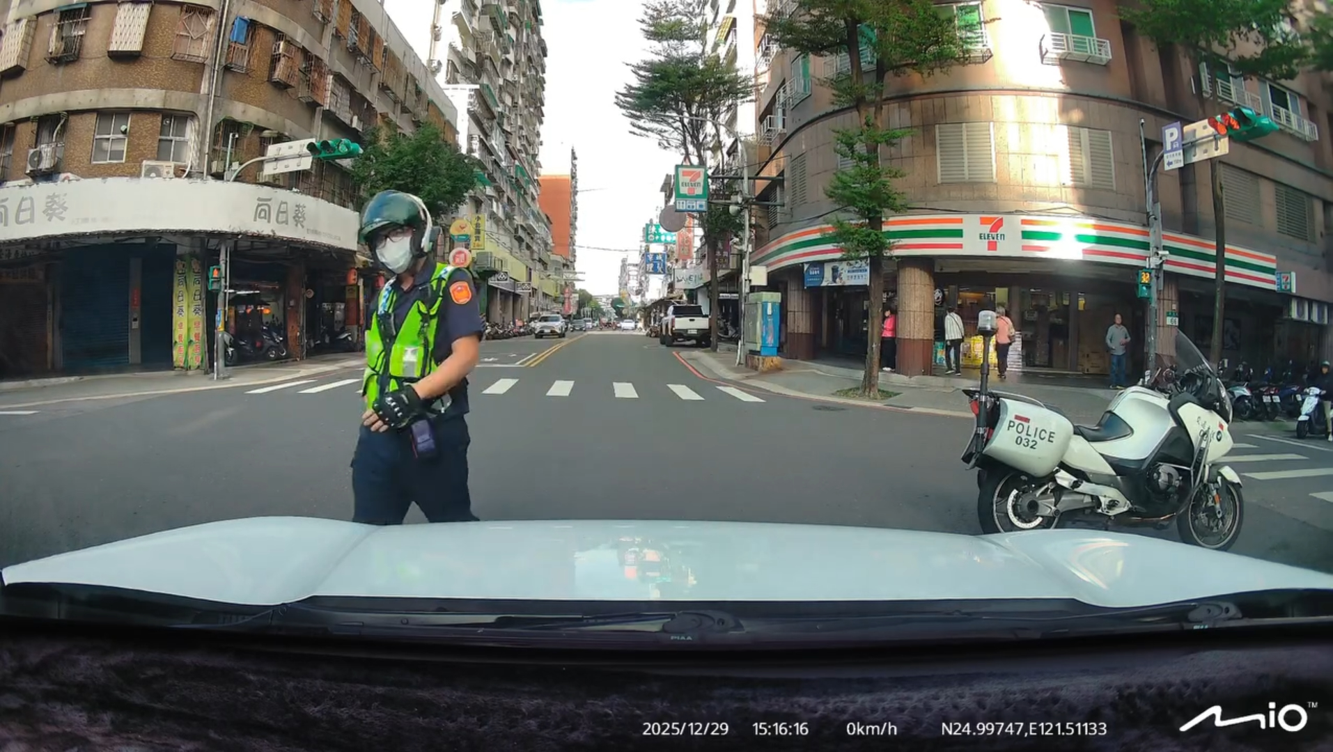 中和分局交通分隊39歲許姓警員，騎乘大型重型警用機車準備前往處理交通事故。行經中和區安平路準備左轉宜安路時，未禮讓對向直行的白色轎車，導致對方駕駛緊急按鳴喇叭示警。（畫面翻攝自Threads@tony080469）