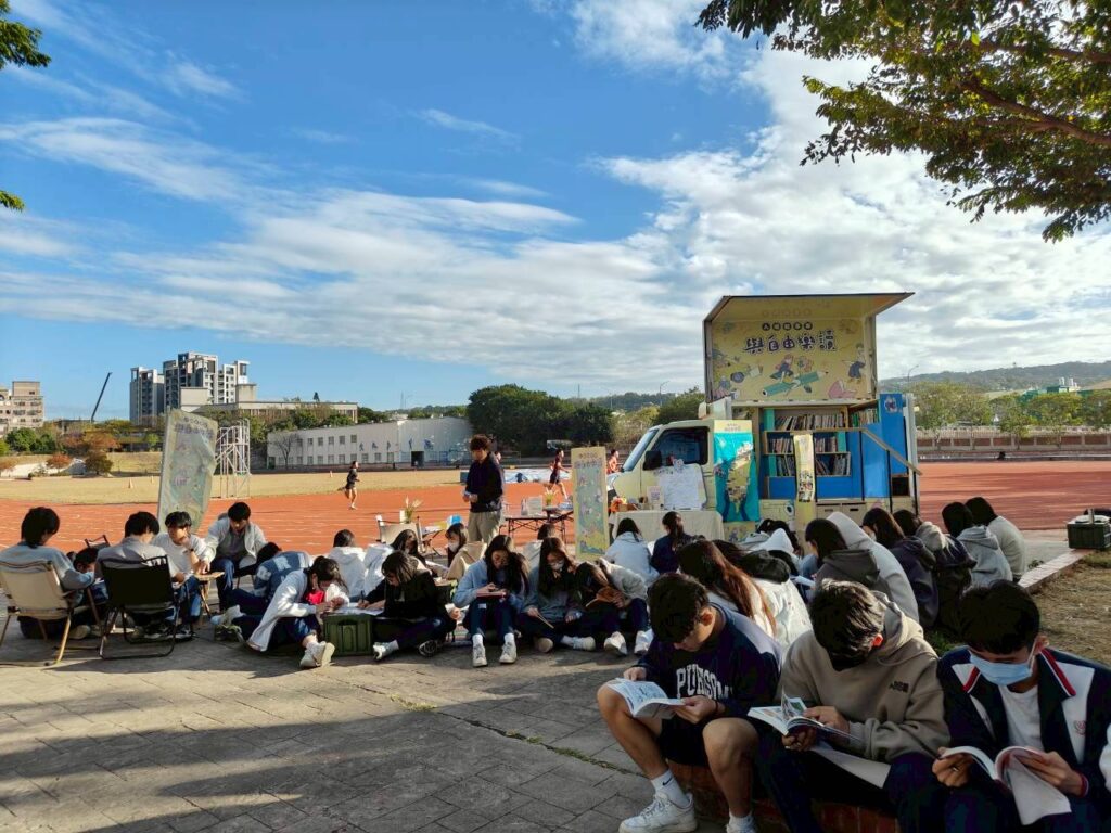 2025人權故事車校園巡迴最終站抵達臺中大甲高中 真人圖書館邀陳欽生前輩分享生命故事與歷史見證 31 8 1024x768 1