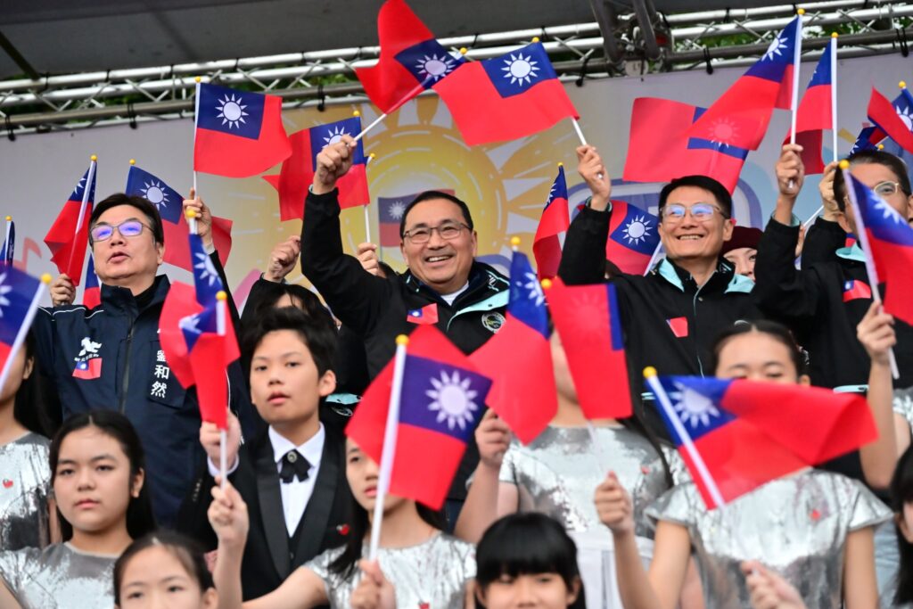 新北元旦升旗 侯友宜:齊聲合唱〈明天會更好〉及〈再出發〉為城市加油 30 %E5%85%83%E6%97%A6%E5%8D%87%E6%97%97%E5%85%B8%E7%A6%AE%EF%BC%8C%E7%94%B1%E6%96%B0%E5%8C%97%E5%B8%82%E5%B0%91%E5%B9%B4%E5%90%88%E5%94%B1%E5%9C%98%E9%A0%98%E5%94%B1%E5%9C%8B%E6%AD%8C%EF%BC%8C%E4%B8%A6%E8%88%87%E5%B8%82%E9%95%B7%E4%BE%AF%E5%8F%8B%E5%AE%9C%E3%80%81%E5%B8%82%E5%BA%9C%E5%9C%98%E9%9A%8A%E9%BD%8A%E8%81%B2%E5%90%88%E5%94%B1%E3%80%88%E6%98%8E%E5%A4%A9%E6%9C%83%E6%9B%B4%E5%A5%BD%E3%80%89%E5%8F%8A%E3%80%88%E5%86%8D%E5%87%BA%E7%99%BC%E3%80%89%E7%82%BA%E5%9F%8E%E5%B8%82%E6%B3%A8%E5%85%A5%E5%B8%8C%E6%9C%9B%E8%88%87%E7%A5%9D%E7%A6%8F