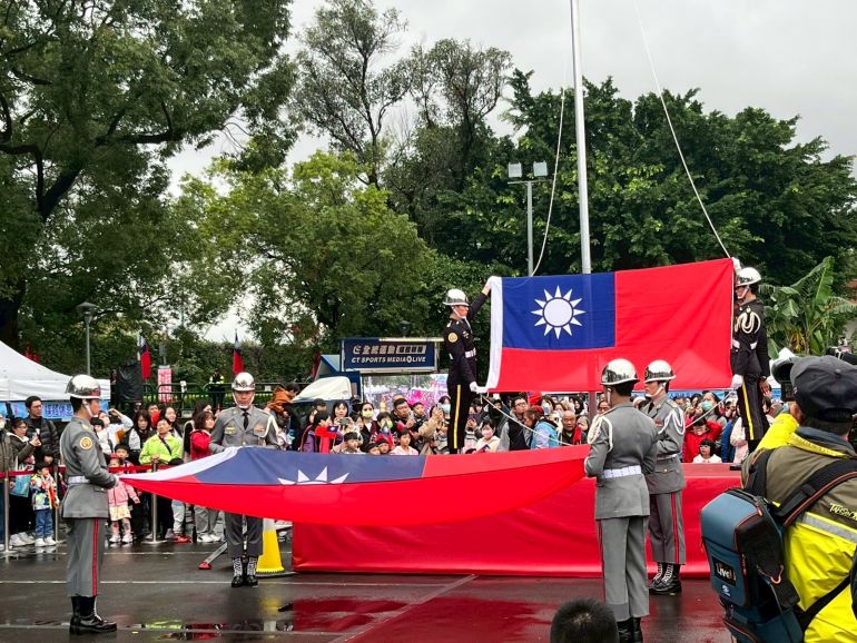 用歌聲為城市加油 新北元旦升旗八千人唱出力量 33 《圖說》新北市元旦升旗典禮展現磅礡氣勢 。〈民政局提供〉