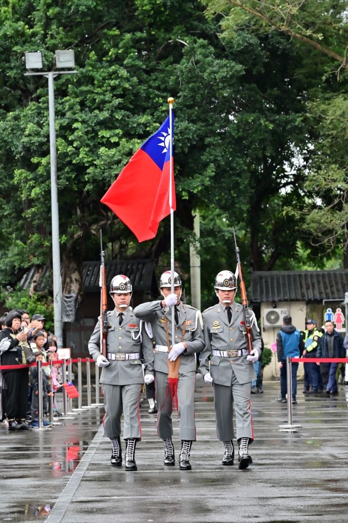 用歌聲為城市加油 新北元旦升旗八千人唱出力量 35 《圖說》三軍儀隊退伍弟兄協會(退儀邦)升旗及精湛技巧的操槍表演。〈民政局提供〉