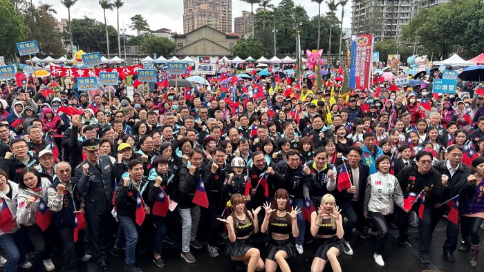 用歌聲為城市加油 新北元旦升旗八千人唱出力量 36 《圖說》市府團隊及貴賓與現場民眾合照。〈民政局提供〉