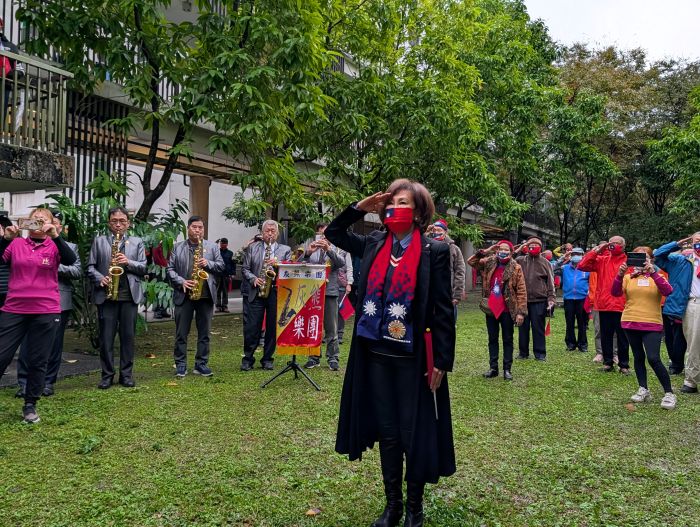 風雨生信心 板橋榮家元旦升旗愛國情操動人 40 《圖說》板橋榮家中華民國 115 年元旦在細雨紛飛中,由家主任陳桂美偕長輩們以莊嚴慎重精神完成儀式。〈板橋榮家提供〉